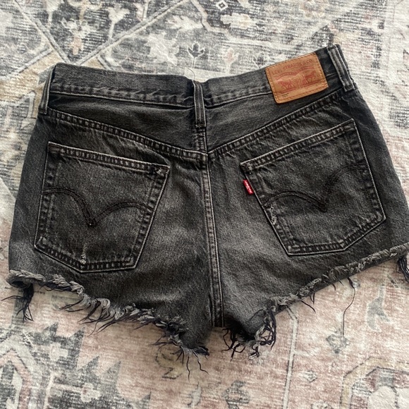 Black distressed Levi shorts style 501 - Picture 2 of 3